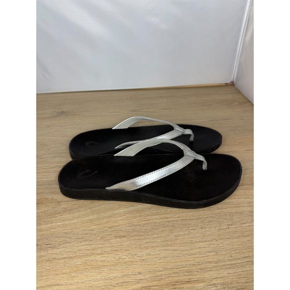 Olukai Women's Size 10 Silver Black Puawe Cushioned Recovery Sandals - Picture 4 of 10